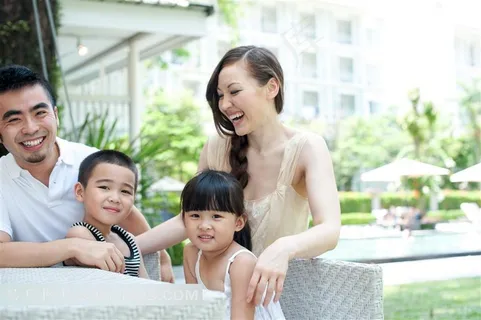 面带笑容的一家四口人写真摄影高清图片