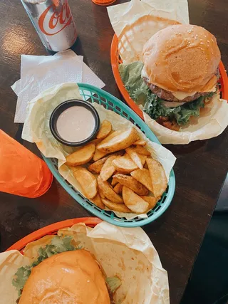 黄色美味汉堡摄影素材