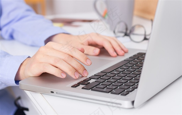 正在认真敲击键盘的工作人员高清素材