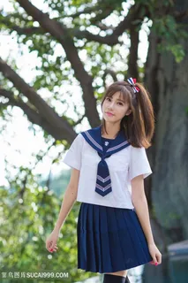 户外穿着校服的清纯美女写真