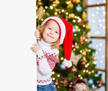 绿色圣诞树和国外女孩