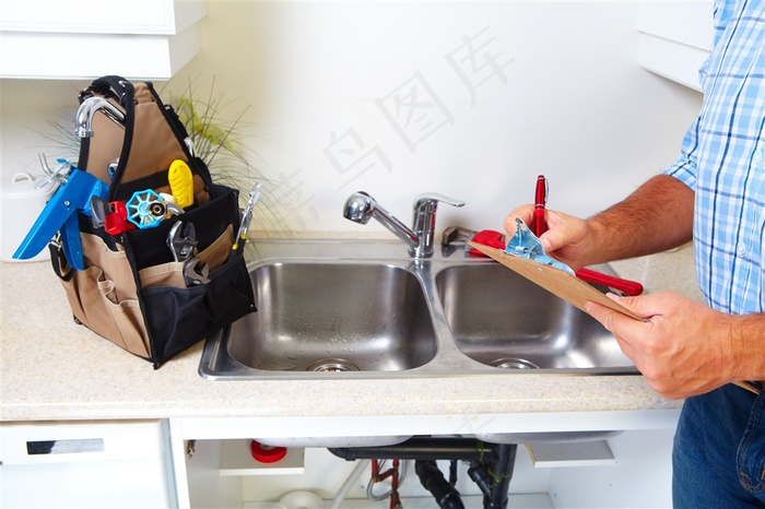 水电安装工人作业场景