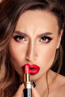 在涂抹口红的浓妆美女摄影高清图