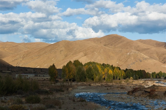 稻城亚丁傍河乡自然风景区山水风光