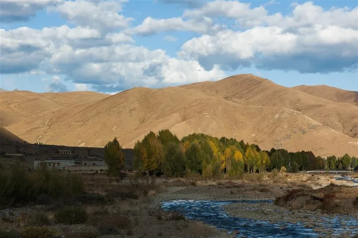 稻城亚丁傍河乡自然风景区山水风光