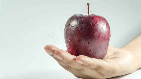 手捧新鲜红苹果图片 手捧新鲜红苹果图片