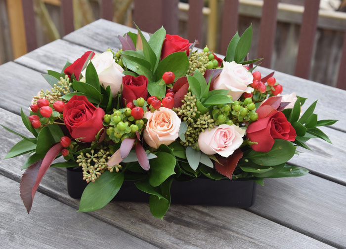 玫瑰和海棠插花