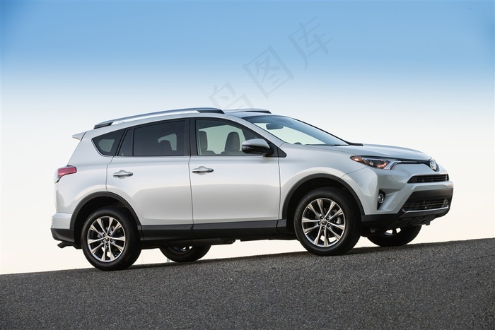 蓝天下的白色日本丰田RAV4城市型SUV