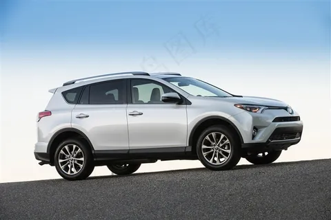 蓝天下的白色日本丰田RAV4城市型SUV 蓝天下的白色日本丰田RAV4城市型SUV