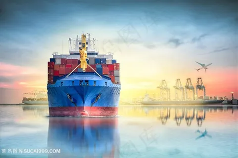 一搜驶向前方的蓝色巨型货轮