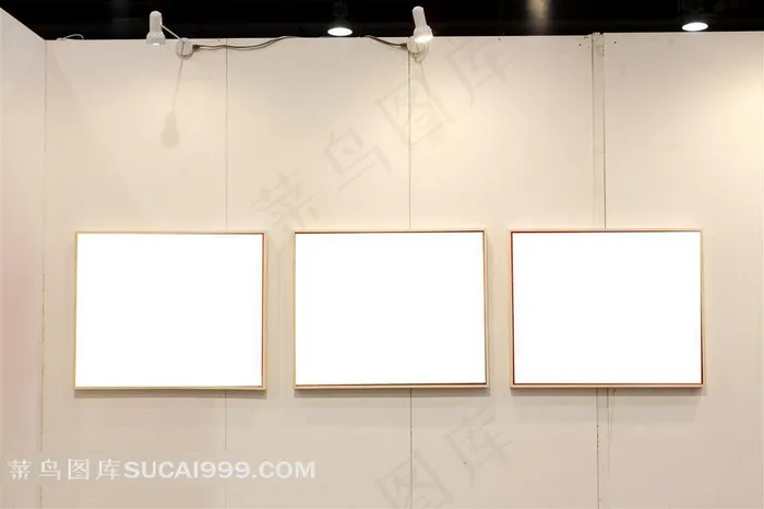 灯光下照射的空白画框室内摄影高清图片