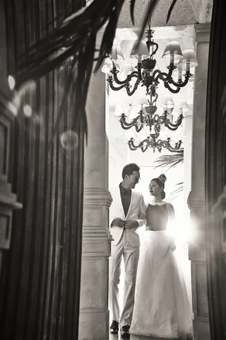 凡尔赛宫恋人唯美婚纱照摄影特写