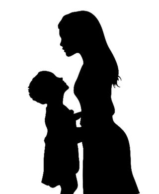母亲妈妈抱着孩子剪影人物免抠