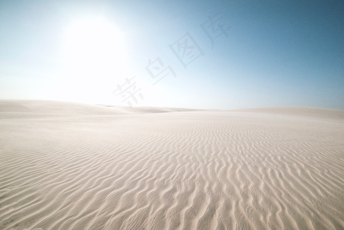 一望无际荒凉沙漠图片