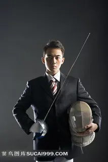 拿着击剑准备战斗的职员职场人物