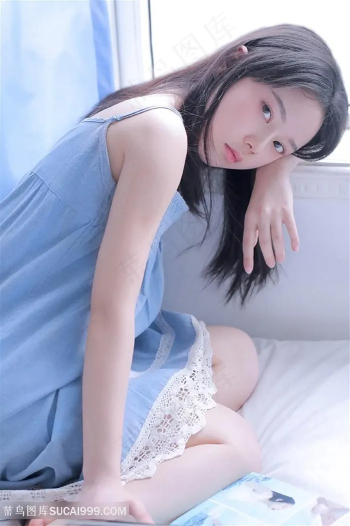 坐在床上的高清小美女写真图片