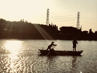 日落渔民捕捞劳作剪影