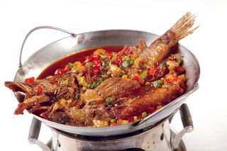 干锅美食焖锅湘菜麻辣香辣纸锅干锅臭桂鱼