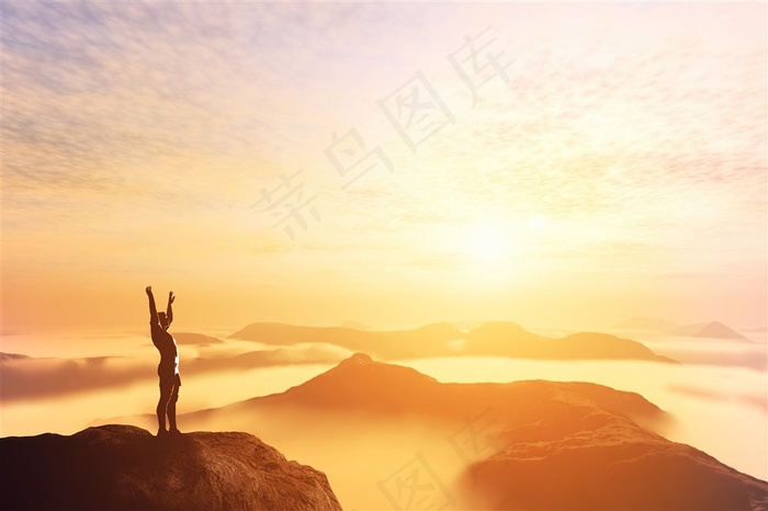 夕阳下高举双臂的男人图