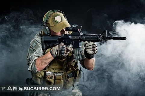 高清烟雾弥漫瞄准射击军人图片