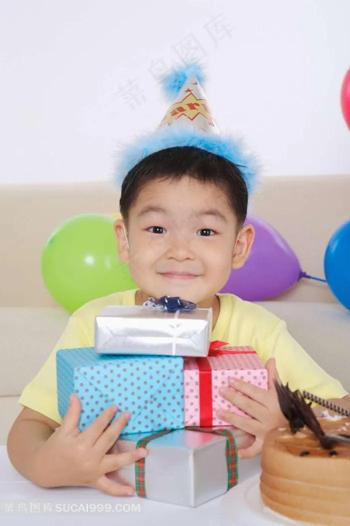 抱着礼物的小朋友
