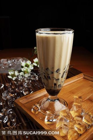 木桌上的冰块与烧仙草奶茶