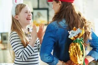 妈妈把复活节彩蛋藏在女儿的复活节兔子耳朵里