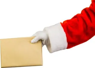 PNG圣诞老人手拿盒子免抠