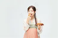 吃东西的美女海报