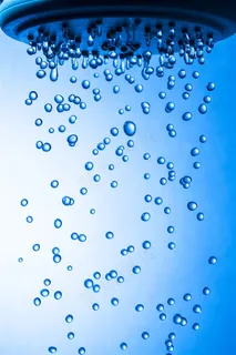 喷出圆圆水球的花洒