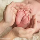 亲子手捧宝宝脚丫图片