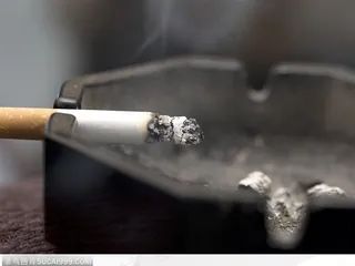 香烟谜烧-烟灰缸上的香烟
