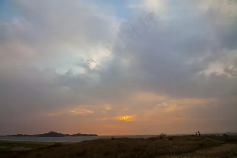 山坡日出图片 山坡日出图片