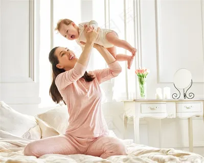 妈妈抱着孩子的画面