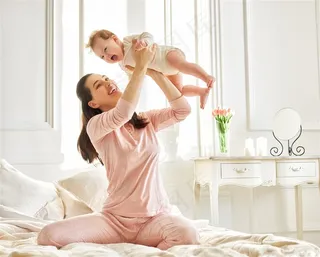 妈妈抱着孩子的画面