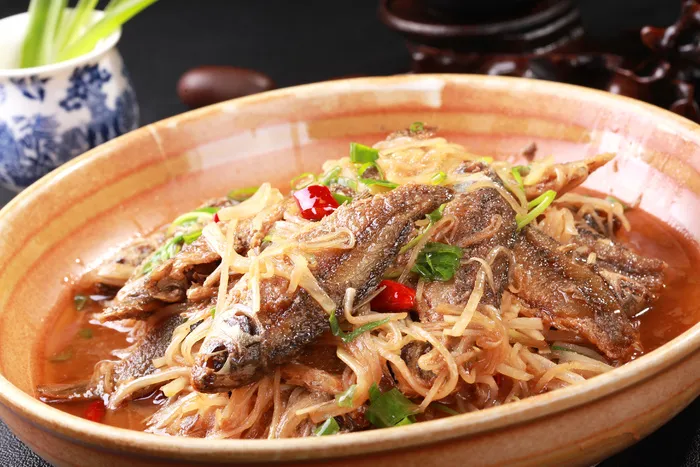 萝卜丝焖小鲫鱼 (2)