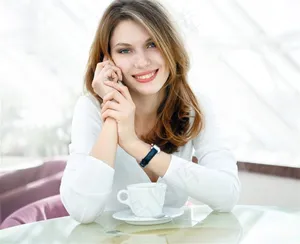 在咖啡馆开心喝咖啡的美女