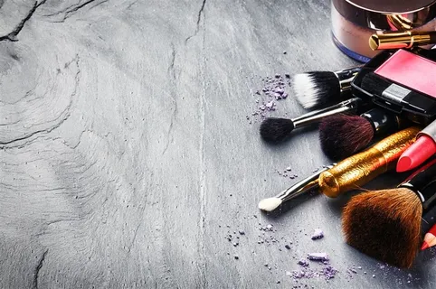 摆放凌乱的化妆用品