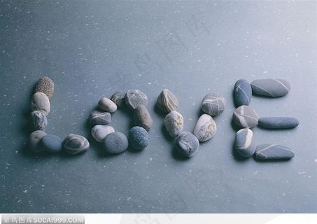 情人节物语-鹅卵石组成的LOVE