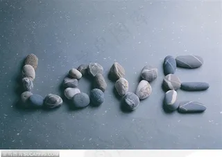 情人节物语-鹅卵石组成的LOVE