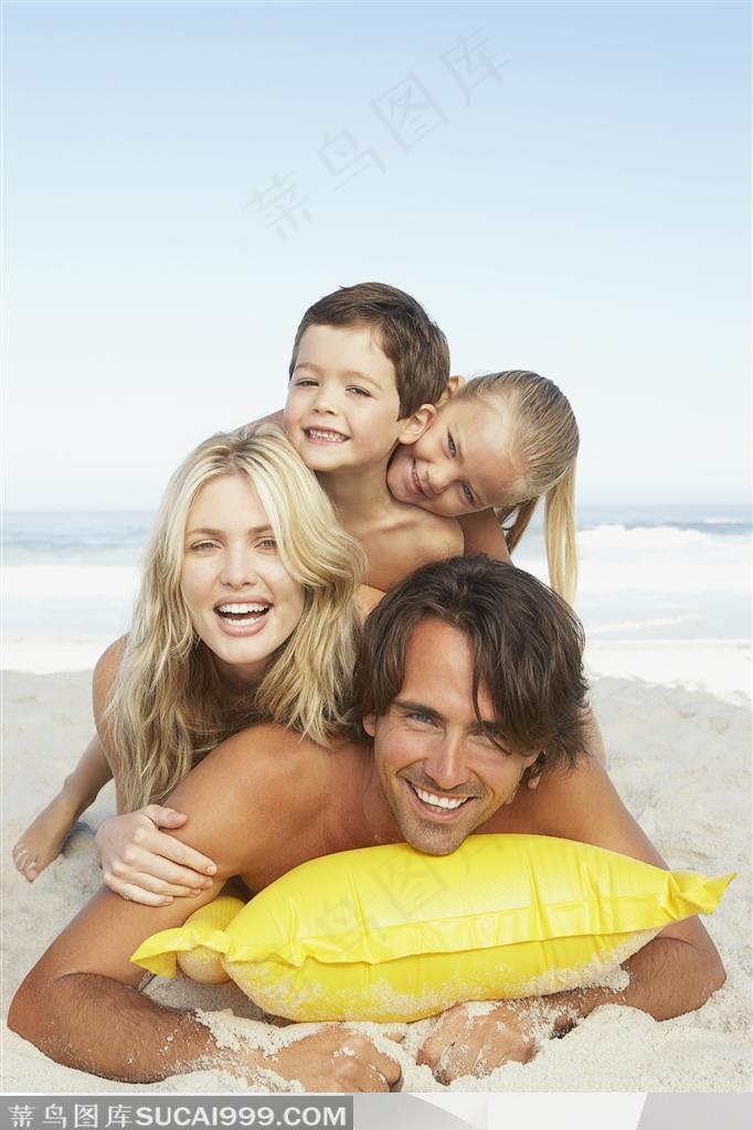 家庭海滩旅-在海边玩叠罗汉的一家四口