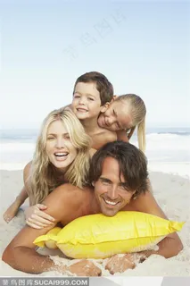 家庭海滩旅-在海边玩叠罗汉的一家四口