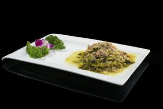 泰式肥牛餐饮快餐盖浇饭产品成品高清大图黑底长盘