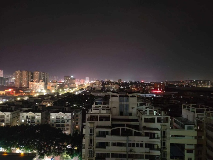 深夜的城市让人有片刻的宁静