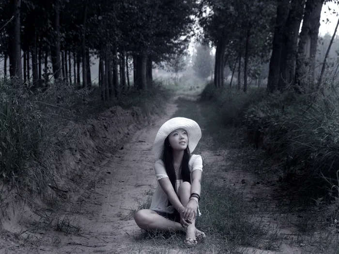 乡村小路美女图片下载