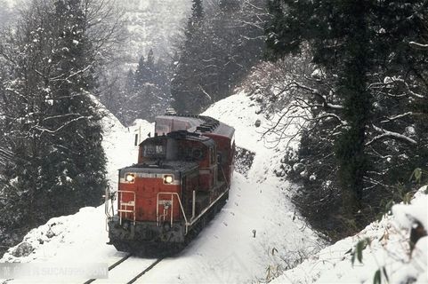 唯美冬季雪景火车风景画