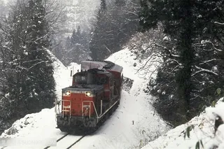 唯美冬季雪景火车风景画