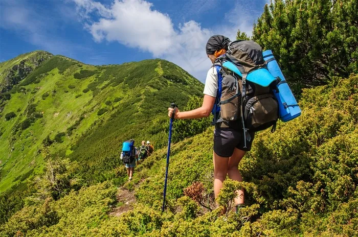 爬山的背包客人物高清摄影