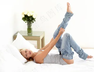 美女脱牛仔裤图片