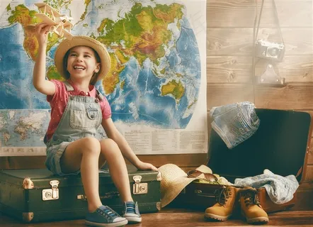 坐在地上的可爱女孩 坐在地上的可爱女孩